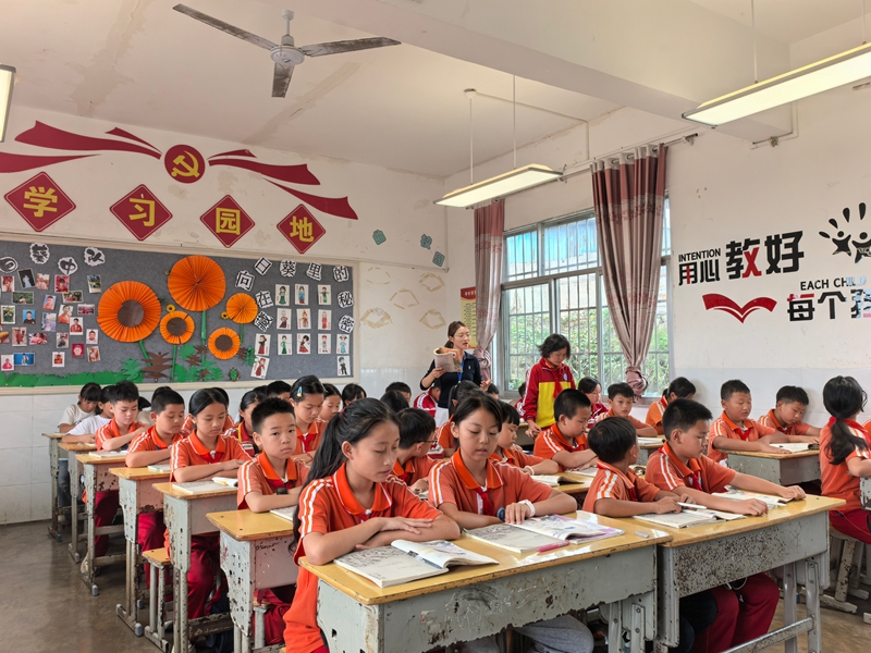 老師正在給學生們上課。王方 攝.jpg