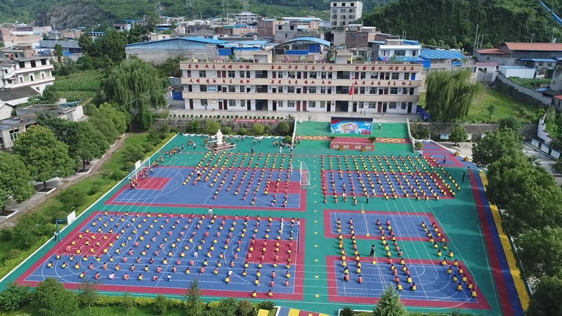 學生們正在操場進行晨練。王方 攝.jpg