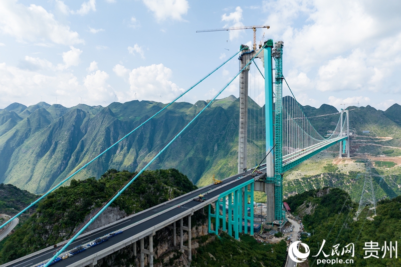 航拍建設中的世界第一高橋花江峽谷大橋。人民網(wǎng)記者 涂敏 攝.jpg