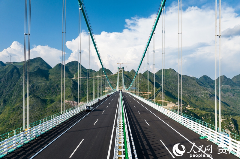 航拍建設中的世界第一高橋花江峽谷大橋。人民網(wǎng)記者 涂敏 攝.jpg