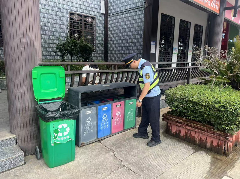 執法人員檢查服務區環境衛生情況。