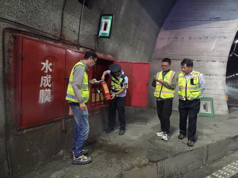 執法人員聯合“一路多方”開展隱患排查。