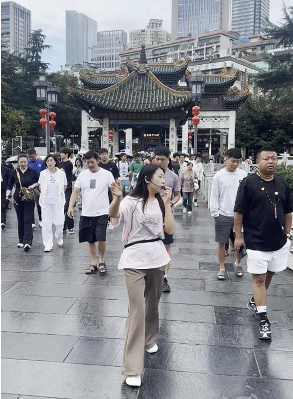 圖片1“城超”參賽隊伍走進南明區