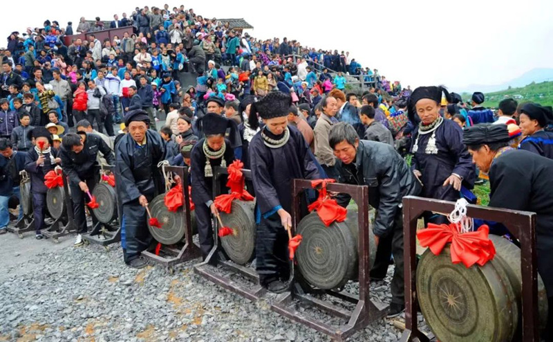 水族群眾敲銅鼓迎端節(jié)。