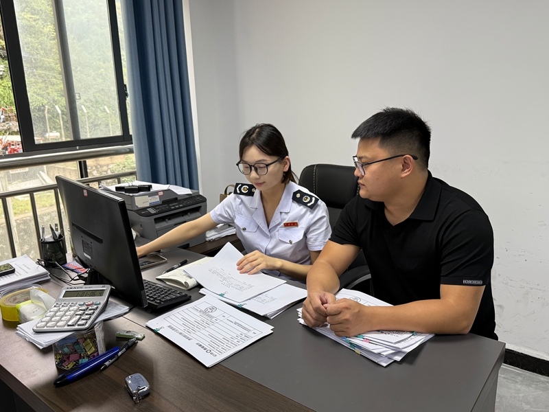 上門為企業服務。關嶺縣稅務局供圖