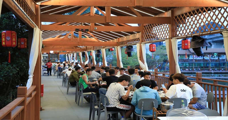 1 球員圍坐在一起品嘗美食。.jpg