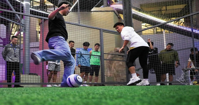 3 、 球員們走進游樂區,體驗1V1鐵籠挑戰賽。.jpg