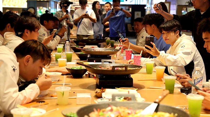 6、 隊員們在阿云朵倉共進晚餐。.jpg