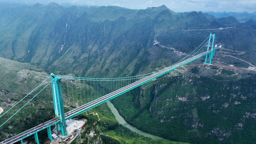 世界第一高橋花江峽谷大橋。