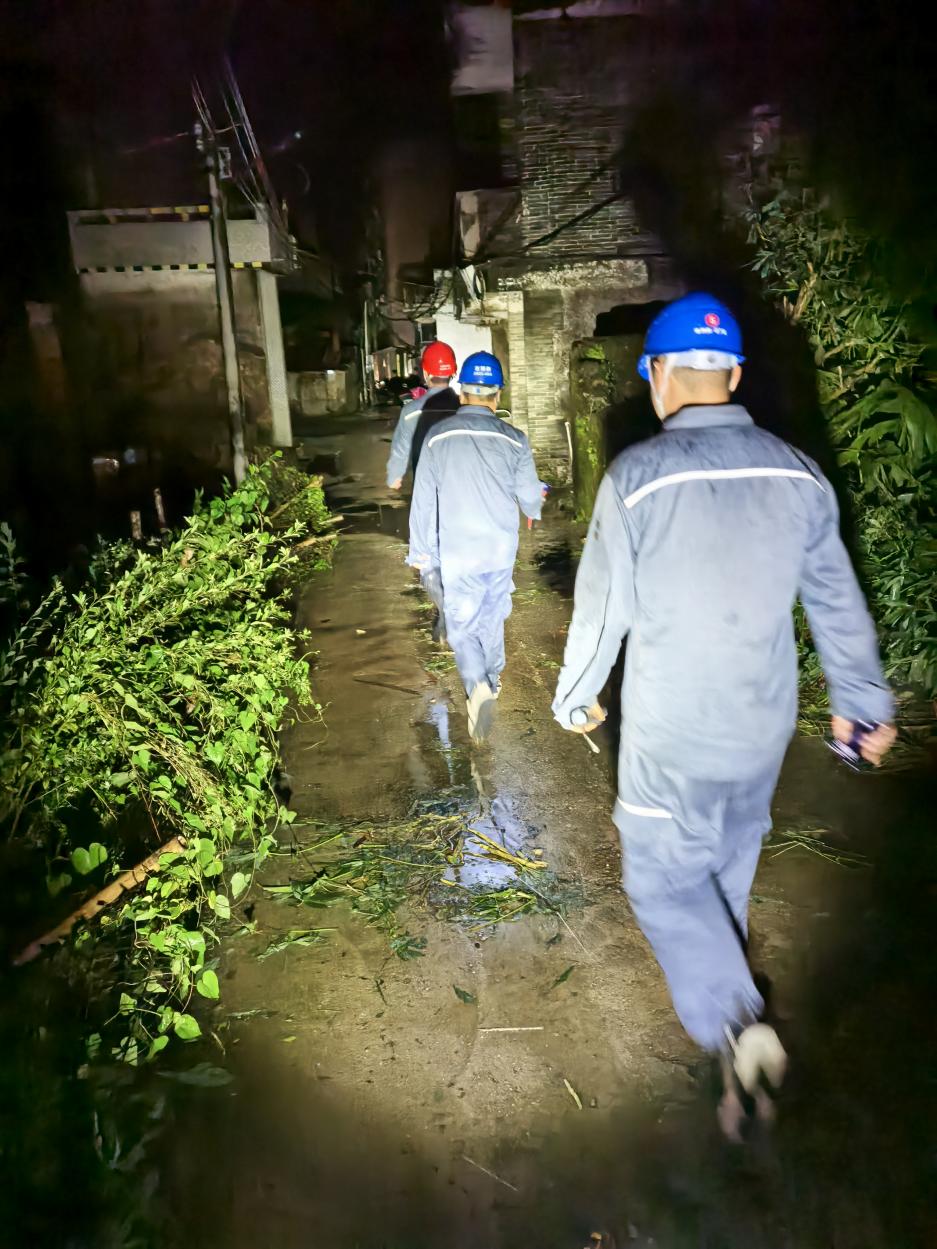 進行現場勘災。