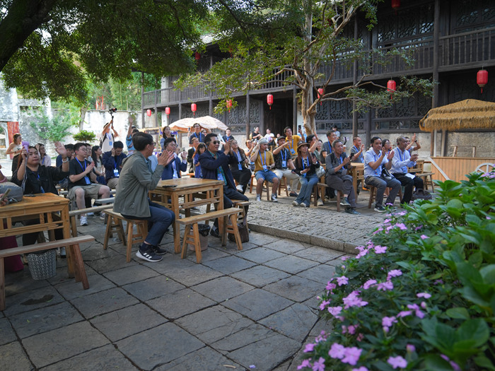 2025“一帶一路”中外媒體采訪行走進平壩天龍屯堡。