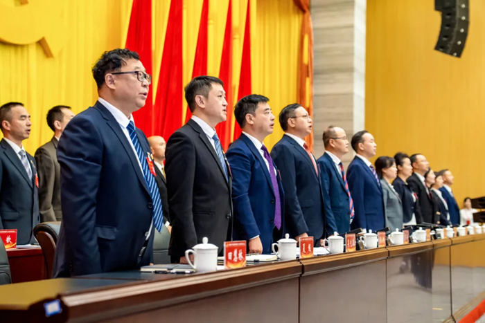 全體奏唱國歌。