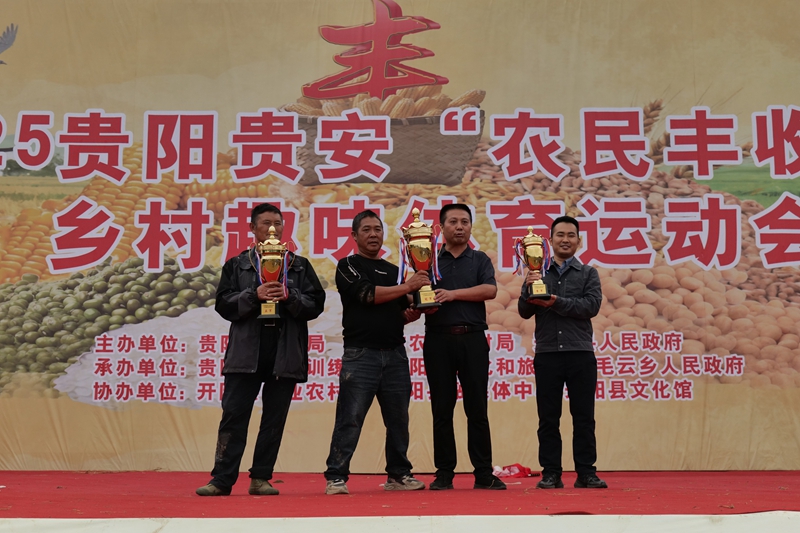 圖為：捧杯瞬間