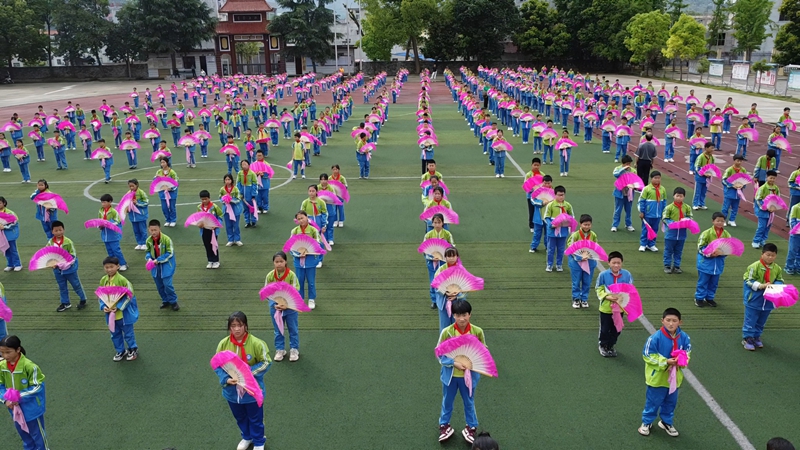 思南許家壩小學土家花燈進校園  激活校園大課間（思南融媒體中心  供圖）.jpg