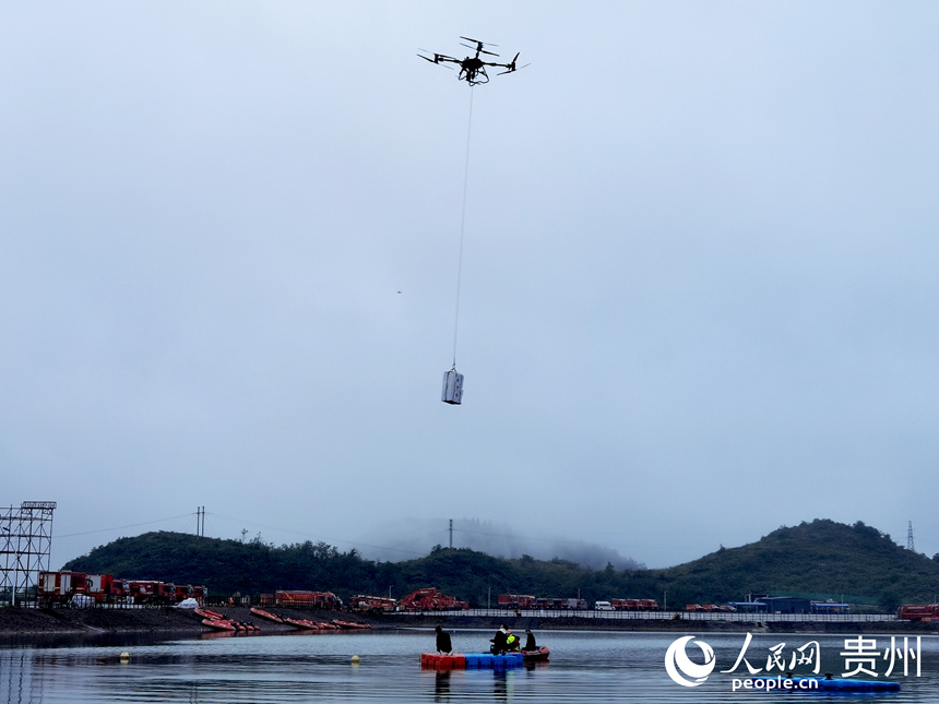無人機投遞應急物資。人民網記者 王秀芳攝