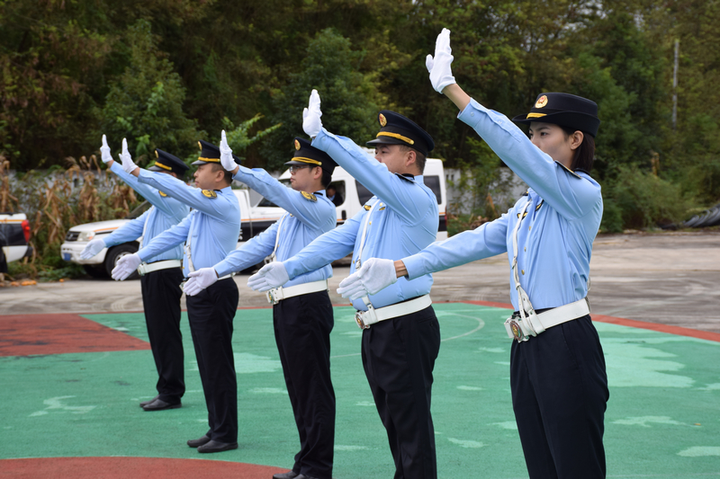 交通指揮手勢考核。