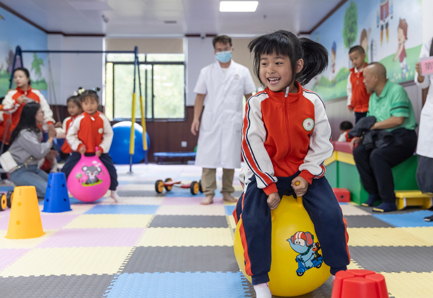 學生在施秉縣民族中醫院兒童康復科體驗感統訓練。