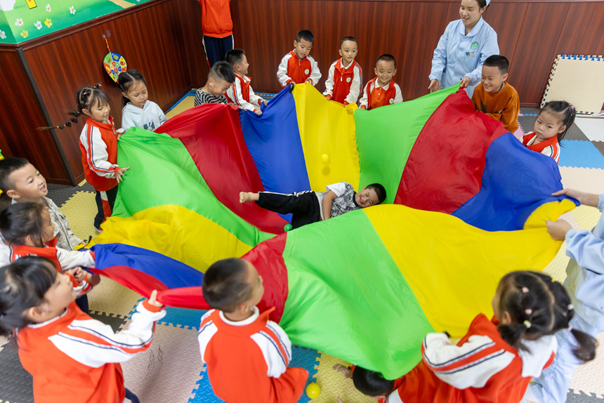 學(xué)生在施秉縣民族中醫(yī)院兒童康復(fù)科體驗體感音樂治療。