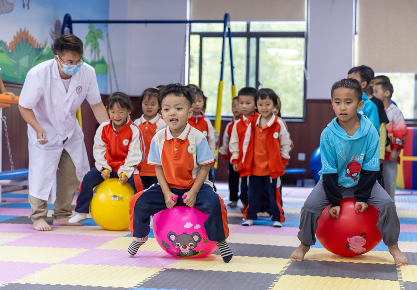 學(xué)生在施秉縣民族中醫(yī)院兒童康復(fù)科體驗(yàn)感統(tǒng)訓(xùn)練。