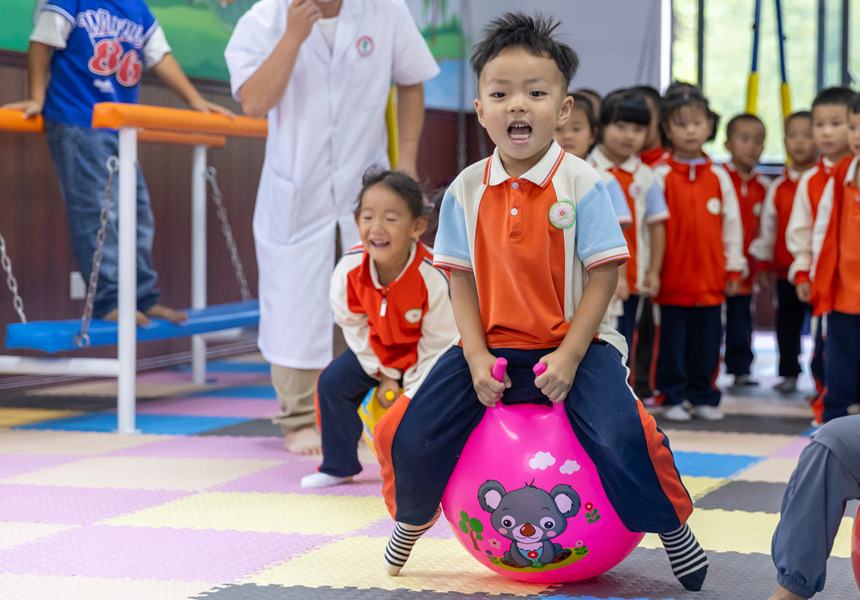 學(xué)生在施秉縣民族中醫(yī)院兒童康復(fù)科體驗(yàn)感統(tǒng)訓(xùn)練。