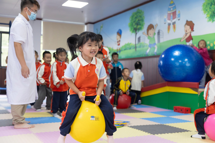 學生在施秉縣民族中醫院兒童康復科體驗感統訓練。