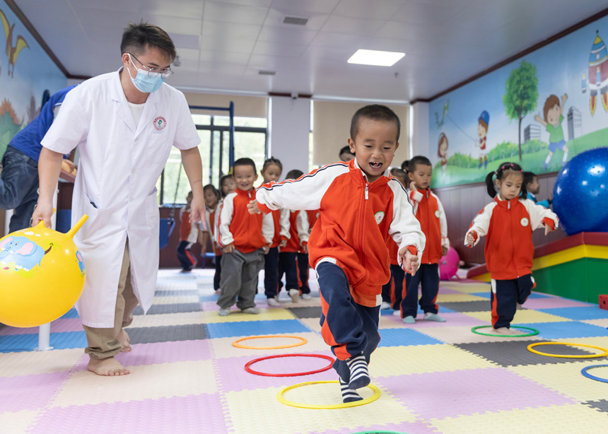 學生在施秉縣民族中醫院兒童康復科體驗感統訓練。