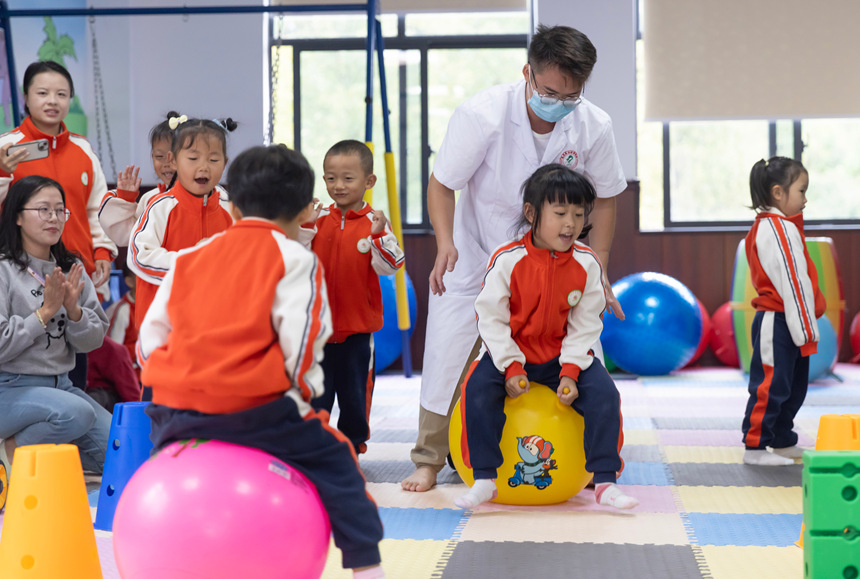 學(xué)生在施秉縣民族中醫(yī)院兒童康復(fù)科體驗(yàn)感統(tǒng)訓(xùn)練。