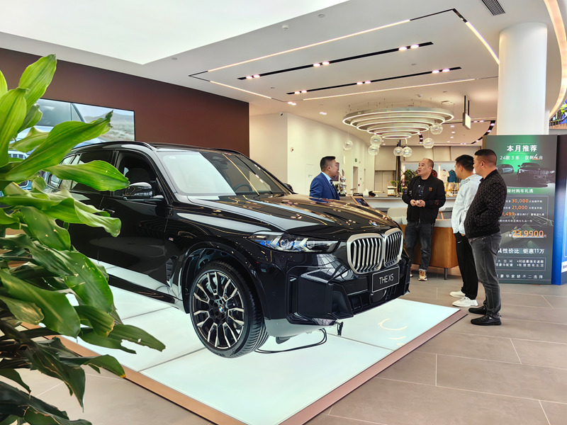 仁懷寶翔行汽車(chē)銷(xiāo)售服務(wù)有限公司門(mén)店內(nèi)顧客正在看車(chē)。