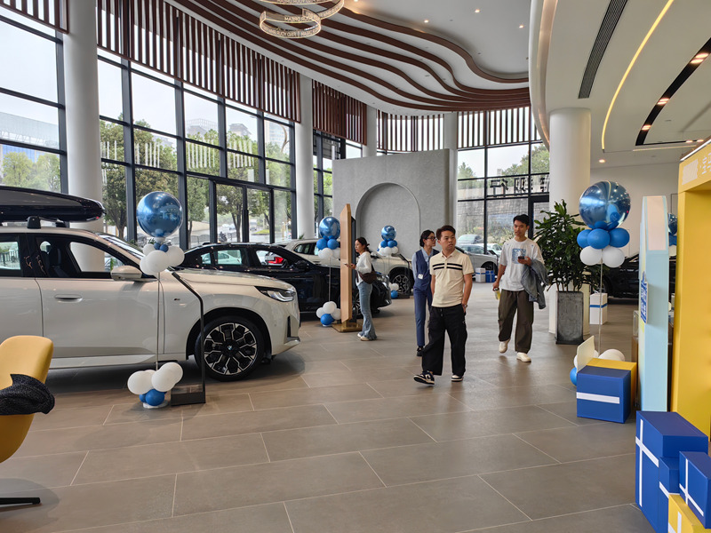 仁懷寶翔行汽車(chē)銷(xiāo)售服務(wù)有限公司門(mén)店內(nèi)顧客正在看車(chē)。