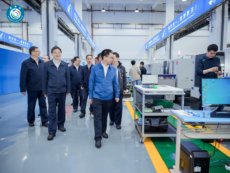 到賽事現場進行巡場。