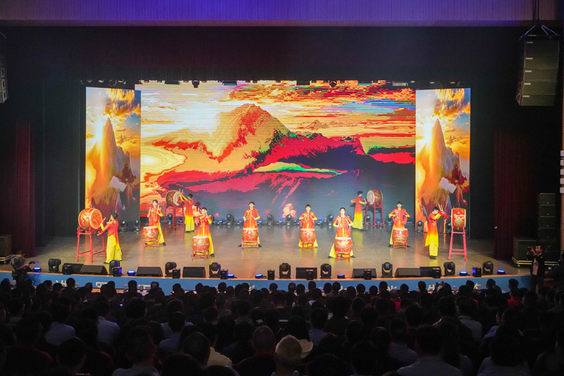 大鼓表演《中國龍》。