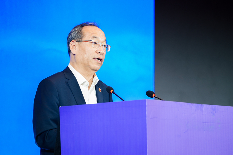 張錦作報告。