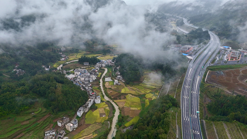 納晴高速關(guān)寨收費站。