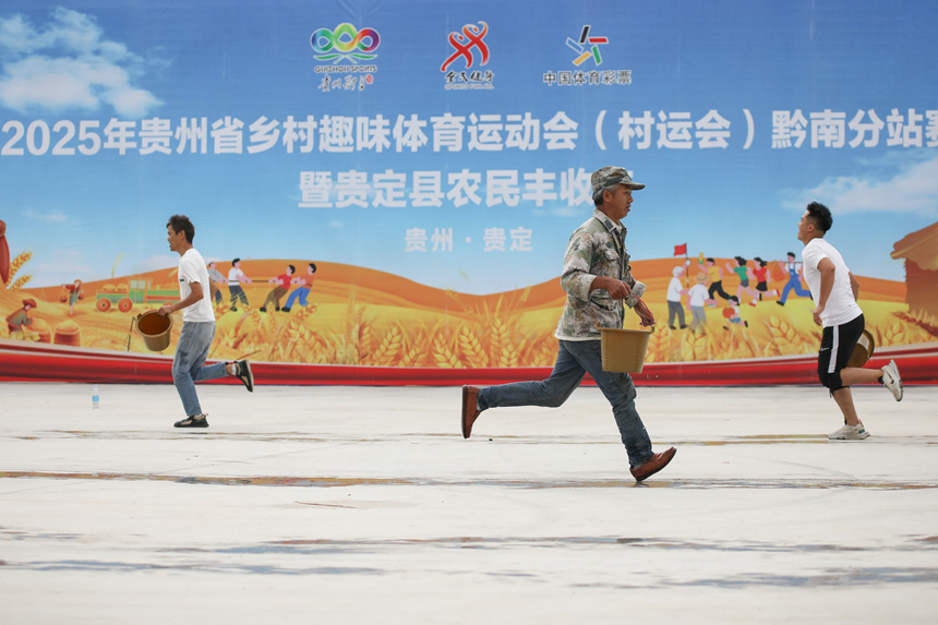 參賽人員進行農(nóng)耕四項賽夏管(抗旱保苗)項目。石銀超攝