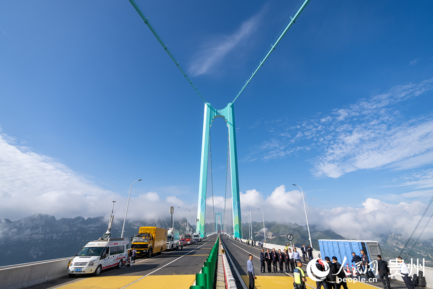 花江峽谷大橋通車儀式現(xiàn)場。人民網(wǎng)記者 涂敏攝