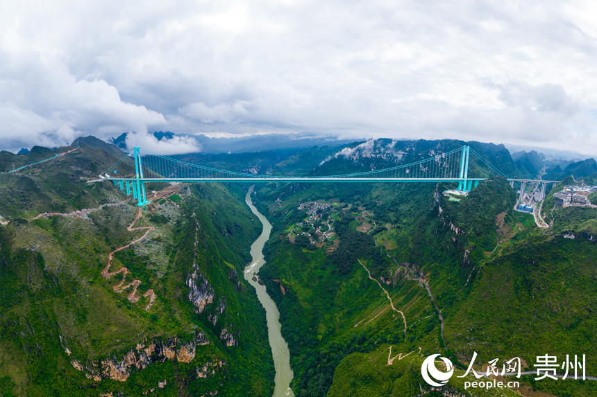 航拍“橫豎”都是世界第一的花江峽谷大橋。人民網(wǎng)記者 涂敏 攝