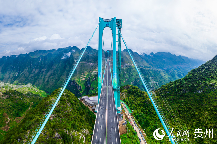 航拍“橫豎”都是世界第一的花江峽谷大橋。人民網(wǎng)記者 涂敏 攝