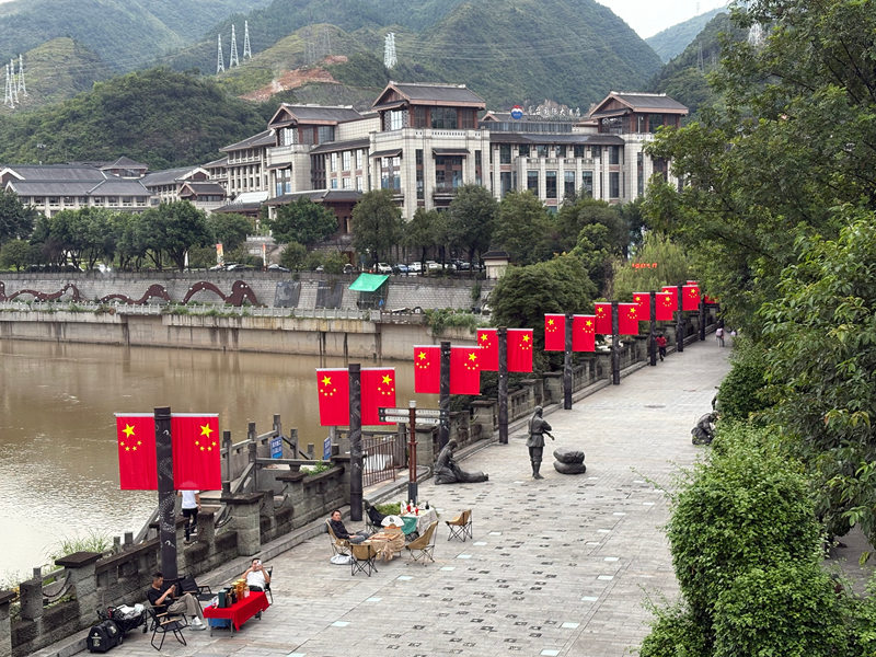 茅臺鎮已經安裝好五星紅旗。