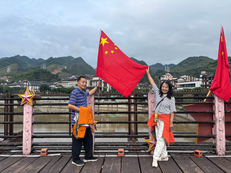 游客在紅軍橋上拍照打卡。