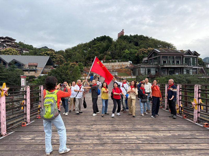 游客在紅軍橋上大聲高歌，表達對祖國的熱愛。