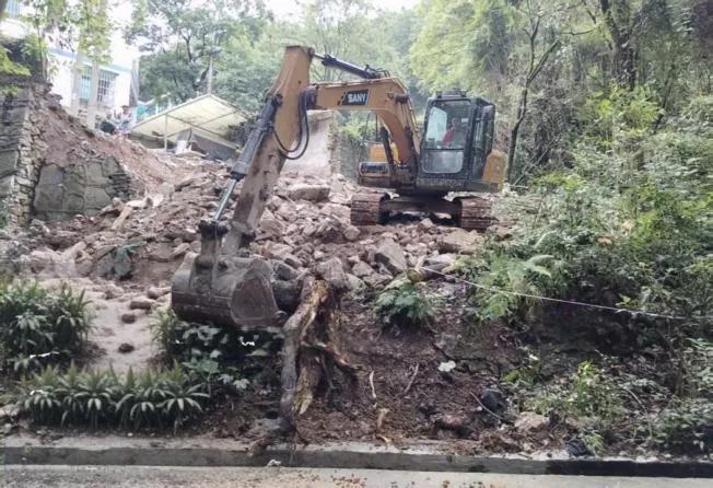 施工方對堡坎開裂下沉處進行施工。