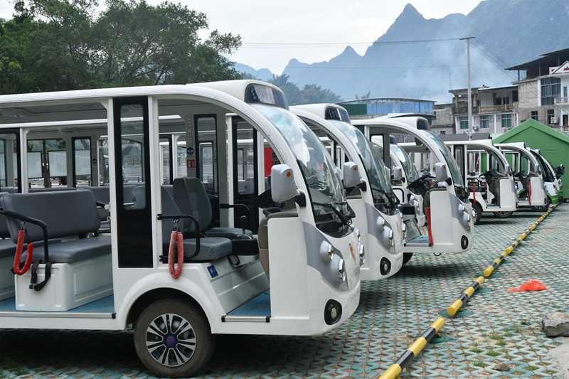 景區(qū)內(nèi)整齊排放的擺渡觀光車 .jpg