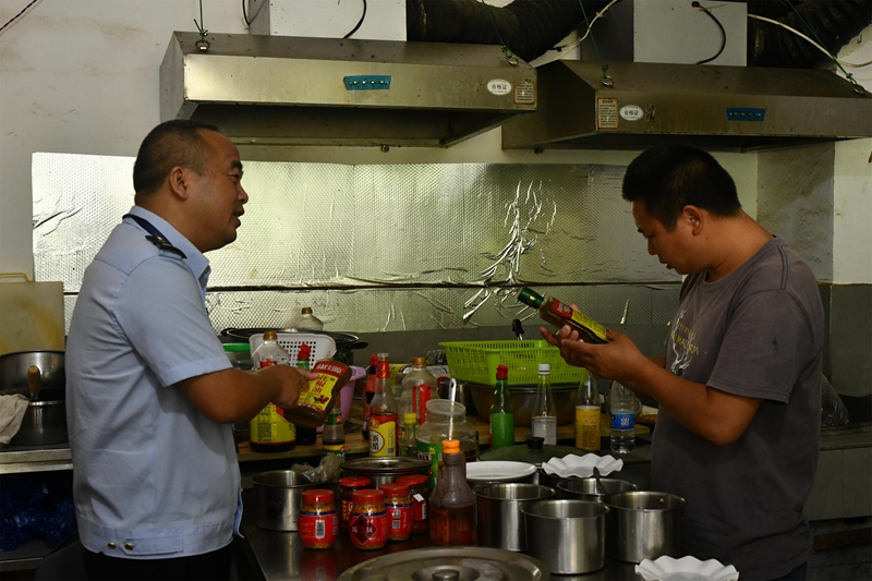 工作人員正在檢查景區(qū)沿街餐館.jpg
