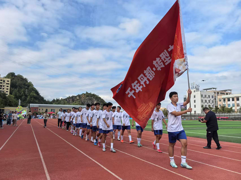 萬山朱砂正紅隊入場。