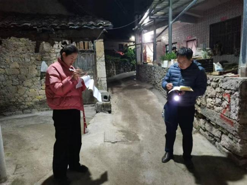 丁杰幃夜晚摸排路燈布設(shè)需求。吳勝瓊攝