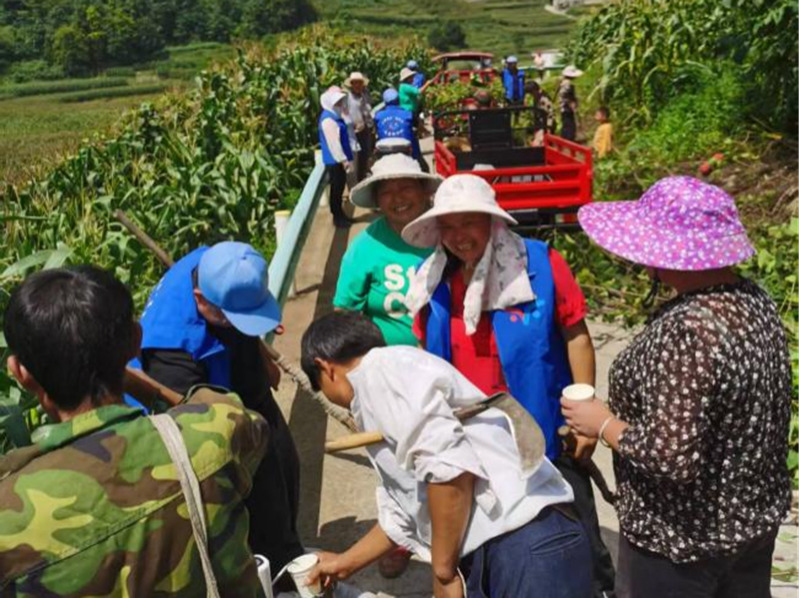 群眾自愿加入清理隊伍。陳玉祥攝