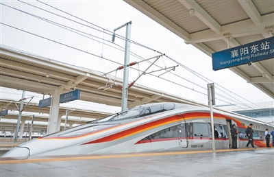 9月28日，G6855次列車停靠在襄陽東站。