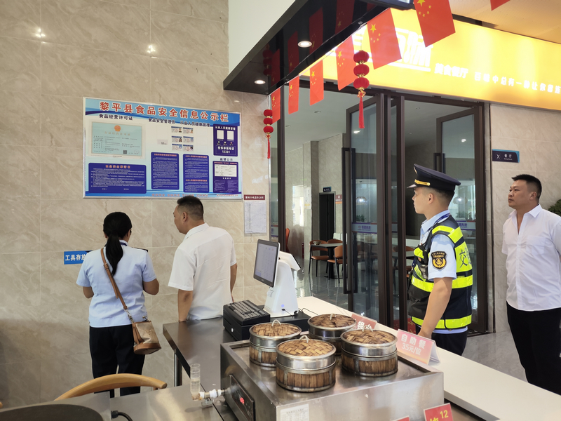 貴州省交通運輸綜合行政執法七支隊十一大隊檢查服務區餐飲經營資質。