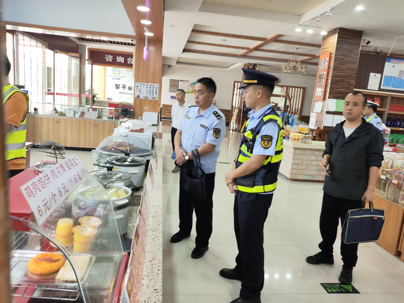 貴州省交通運輸綜合行政執(zhí)法七支隊十一大隊檢查服務(wù)區(qū)餐飲食品安全。