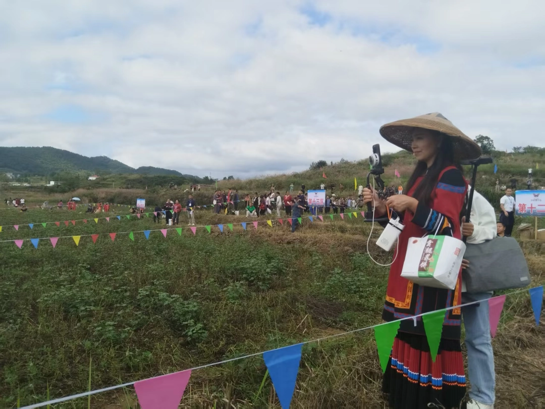 “網絡大咖”來到黃板花生基地，在直播間為珍珠花生“吆喝”。